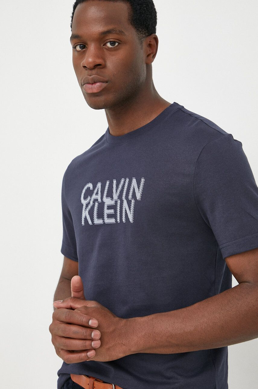 Calvin Klein Bavlnené tričko fialová farba jednofarebné - Pepit.sk