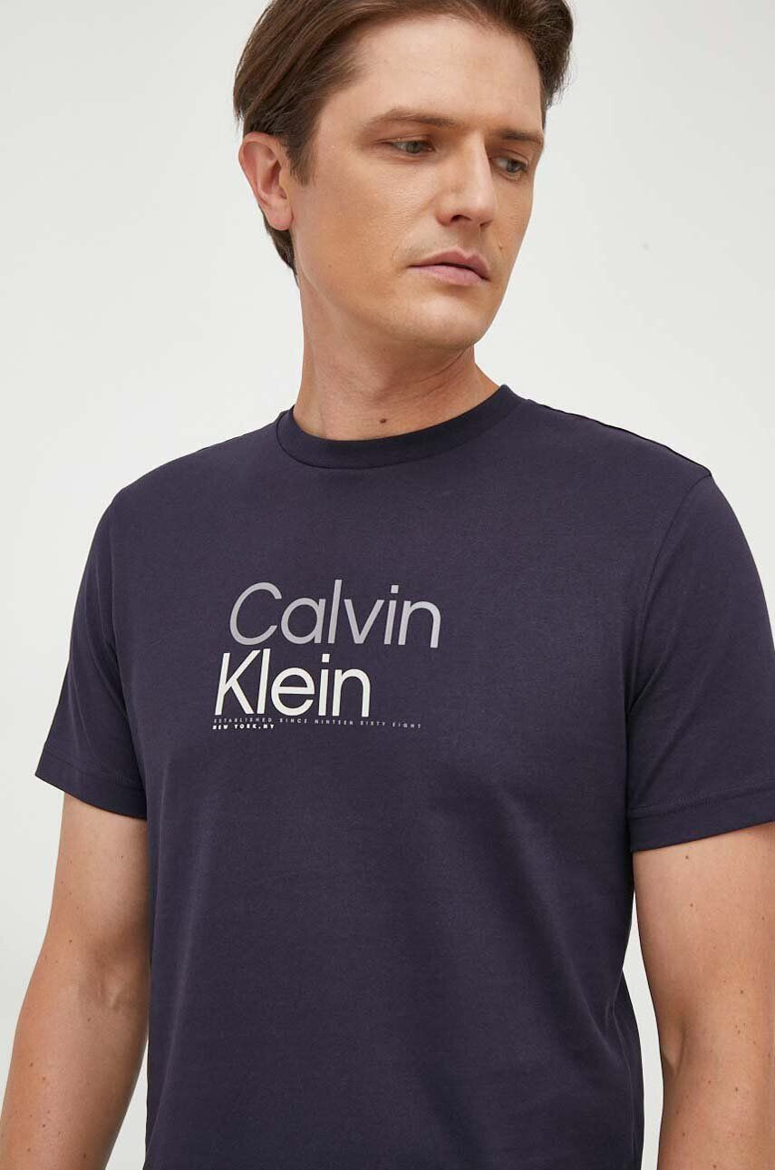 Calvin Klein Bavlnené tričko tmavomodrá farba s potlačou - Pepit.sk