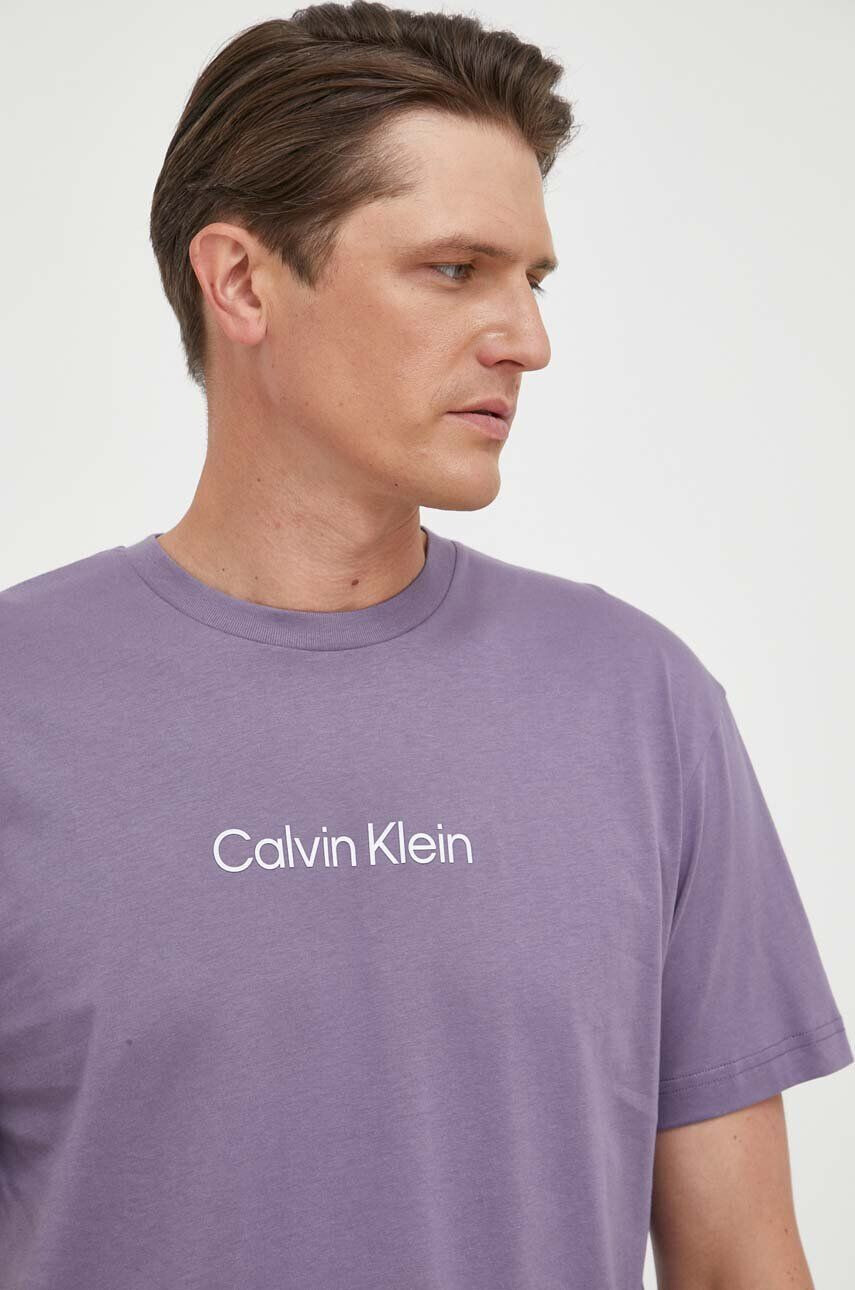 Calvin Klein Bavlnené tričko fialová farba vzorované - Pepit.sk