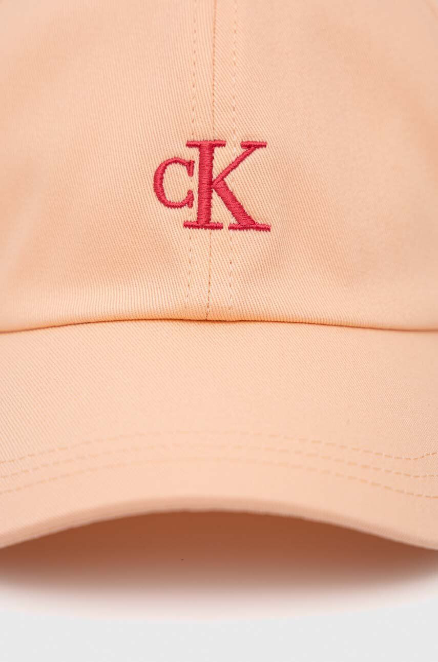 Calvin Klein Jeans Detská bavlnená šiltovka oranžová farba s nášivkou - Pepit.sk