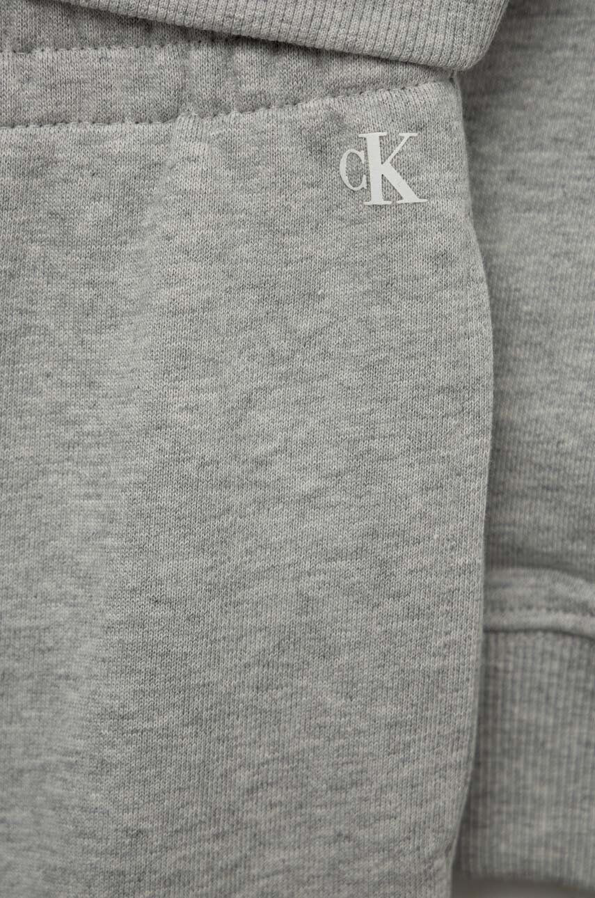 Calvin Klein Jeans Detská bavlnená tepláková súprava šedá farba - Pepit.sk