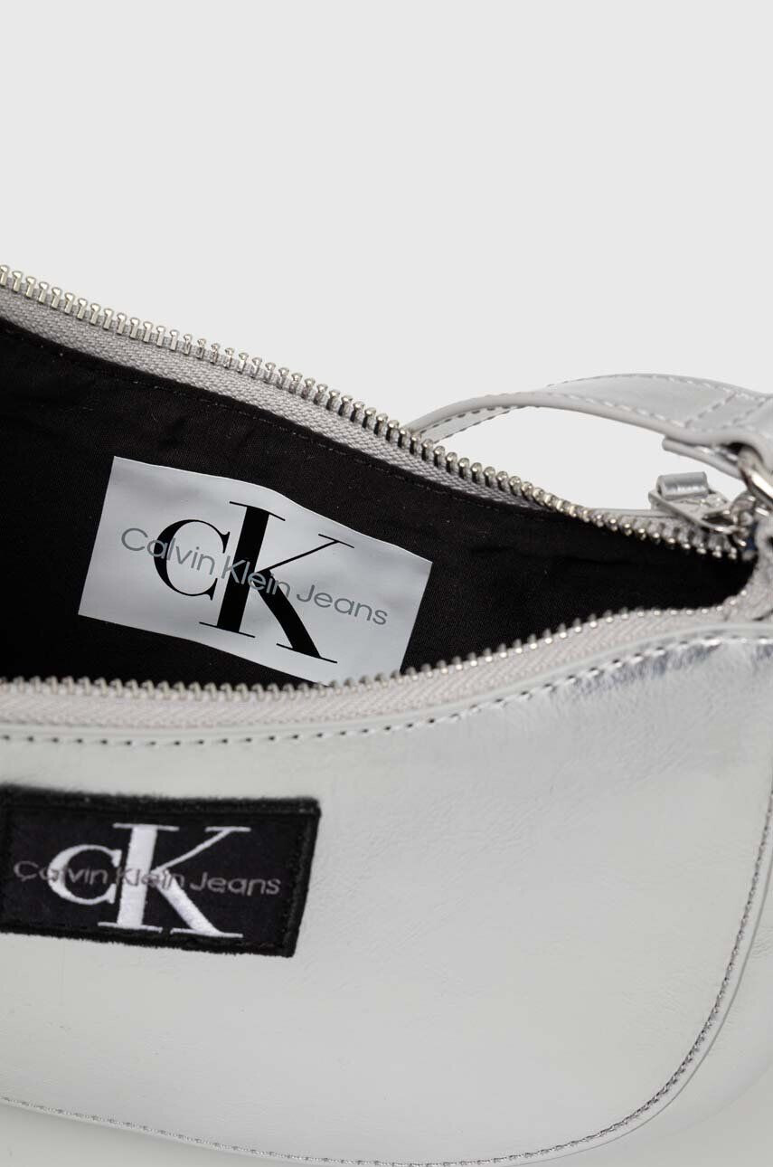 Calvin Klein Jeans Detská kabelka strieborná farba - Pepit.sk