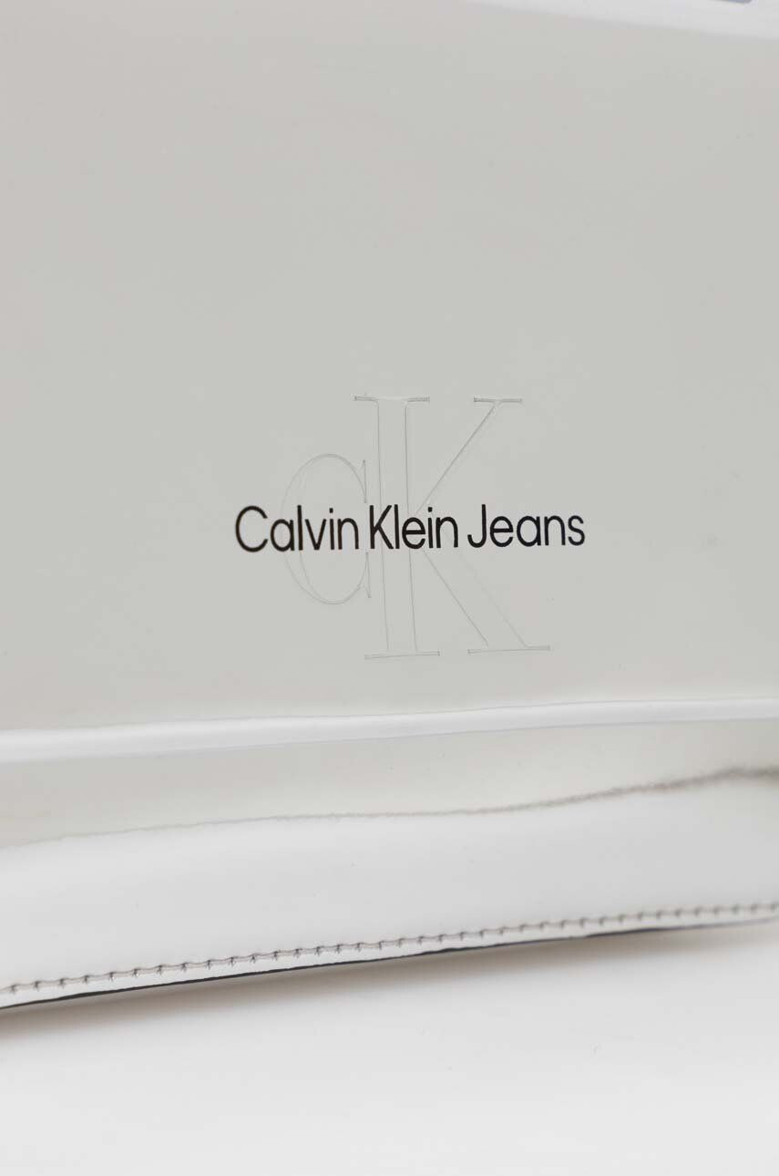 Calvin Klein Jeans Kabelka strieborná farba - Pepit.sk