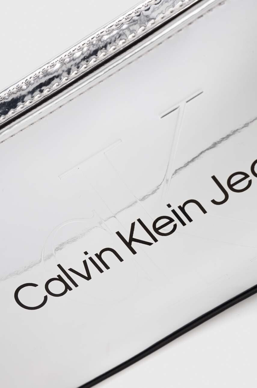 Calvin Klein Jeans Kabelka strieborná farba - Pepit.sk