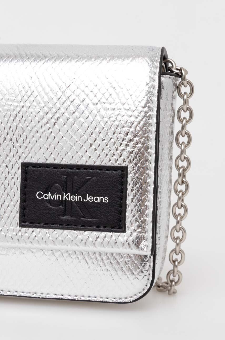 Calvin Klein Jeans Kabelka strieborná farba - Pepit.sk