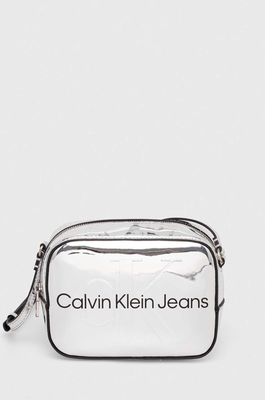 Calvin Klein Jeans Kabelka strieborná farba - Pepit.sk