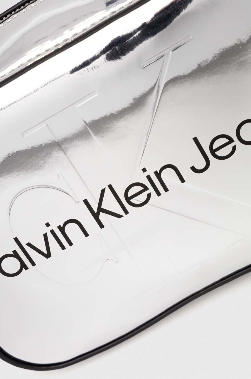 Calvin Klein Jeans Kabelka strieborná farba - Pepit.sk