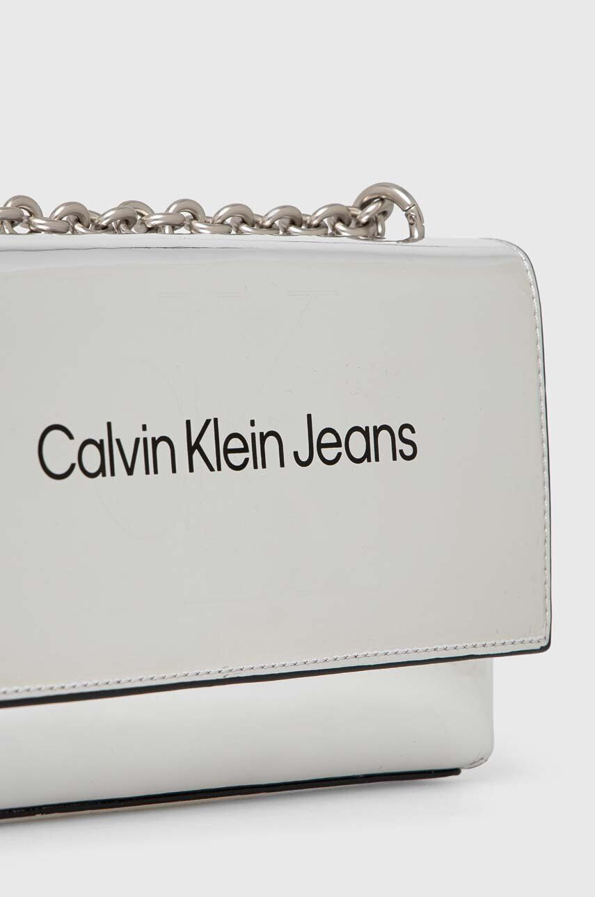 Calvin Klein Jeans Kabelka strieborná farba - Pepit.sk