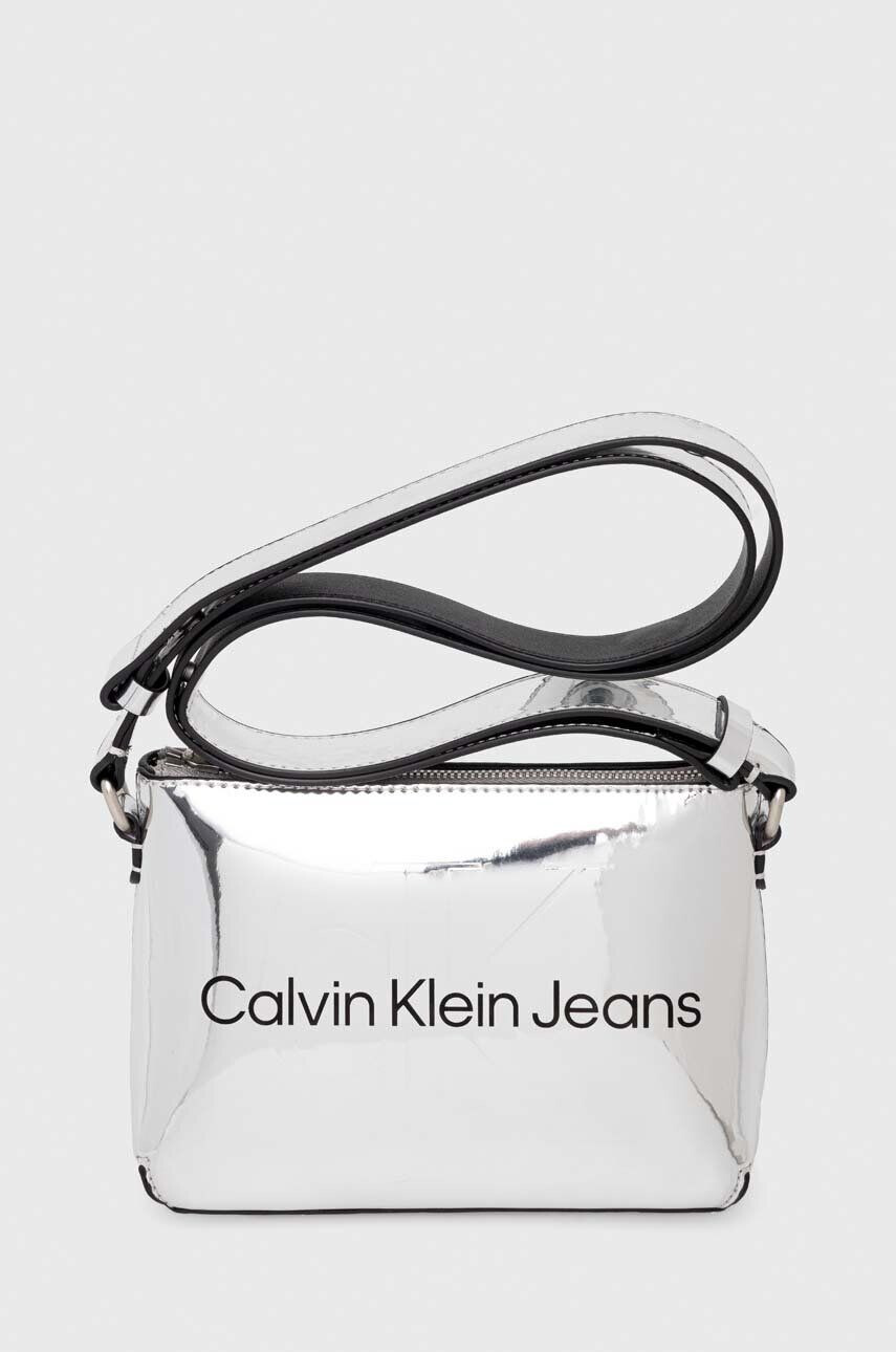 Calvin Klein Jeans Kabelka strieborná farba - Pepit.sk