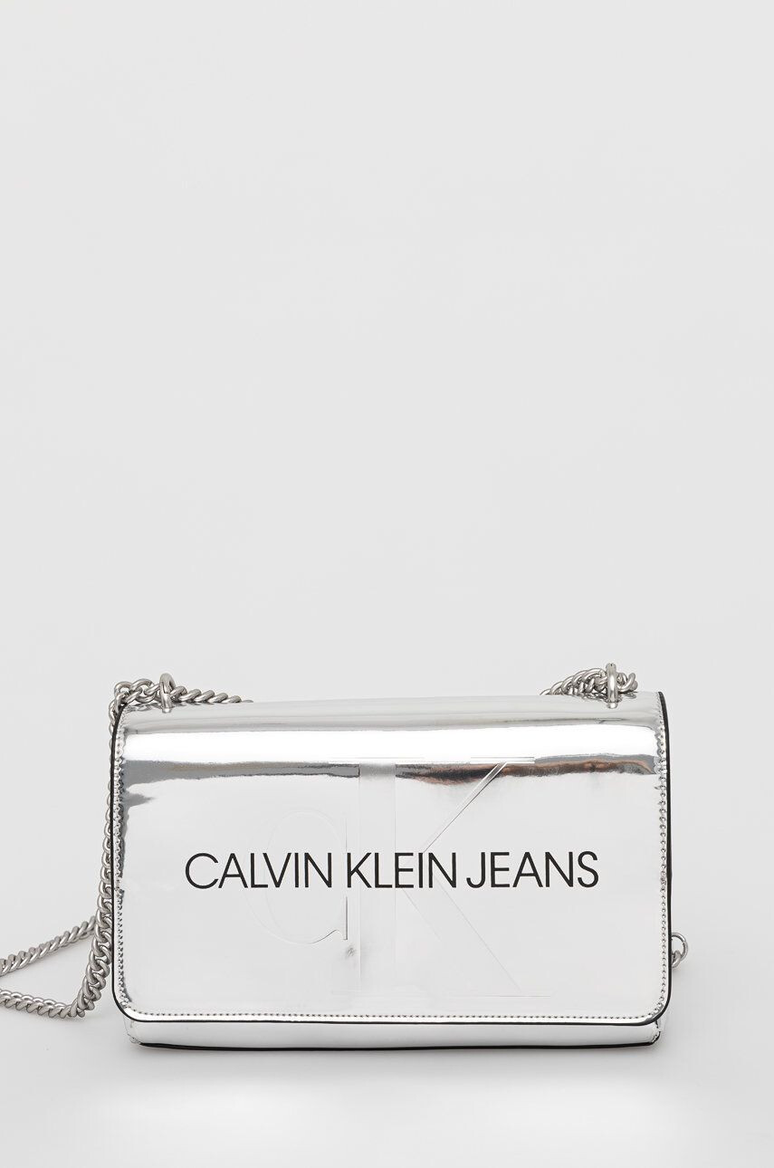 Calvin Klein Jeans Kabelka strieborná farba - Pepit.sk