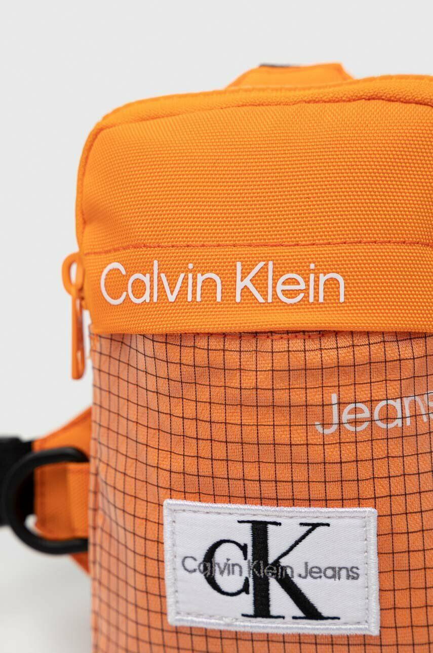 Calvin Klein Jeans Malá taška oranžová farba - Pepit.sk