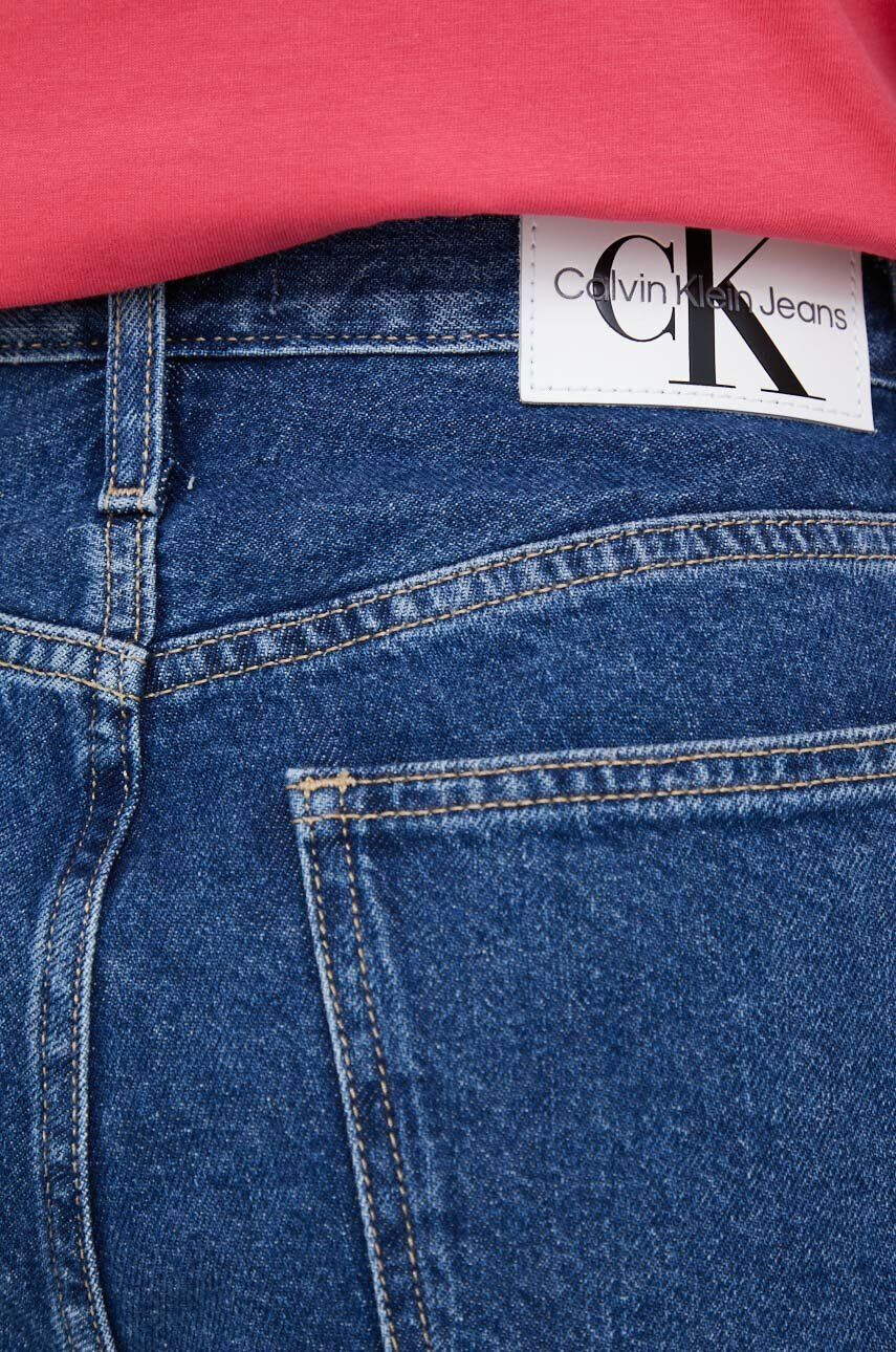 Calvin Klein Jeans Rifľové krátke nohavice dámske tmavomodrá farba jednofarebné vysoký pás - Pepit.sk