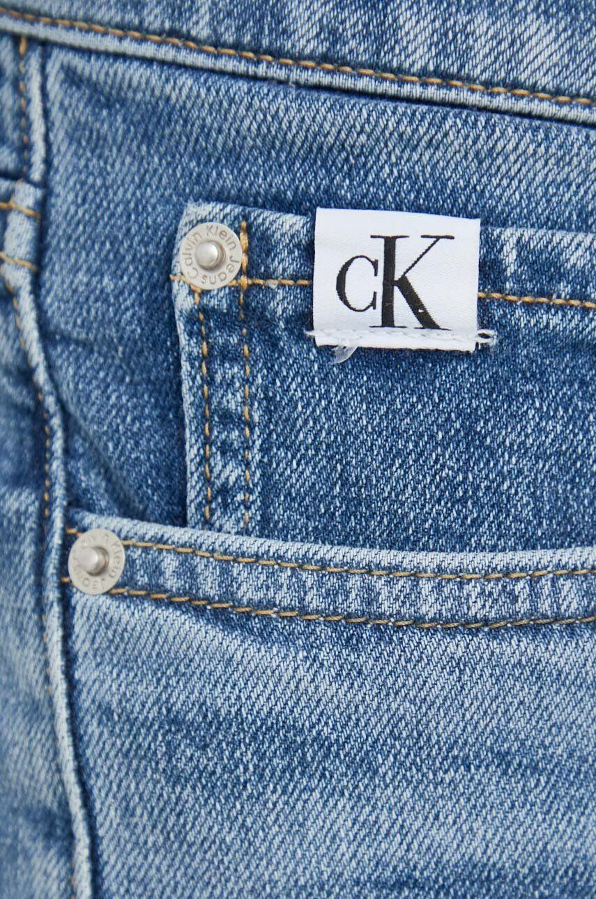 Calvin Klein Jeans Rifľové krátke nohavice dámske tmavomodrá farba jednofarebné vysoký pás - Pepit.sk