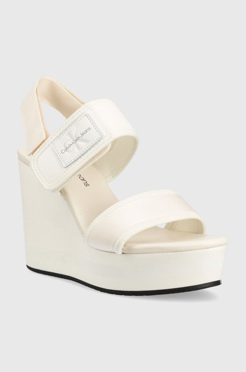 Calvin Klein Jeans Sandále WEDGE SANDAL BADGE dámske biela farba na kline YW0YW01028 - Pepit.sk