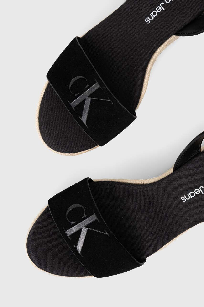 Calvin Klein Jeans Semišové sandále WEDGE SANDAL SU CON dámske čierna farba na platforme YW0YW01026 - Pepit.sk