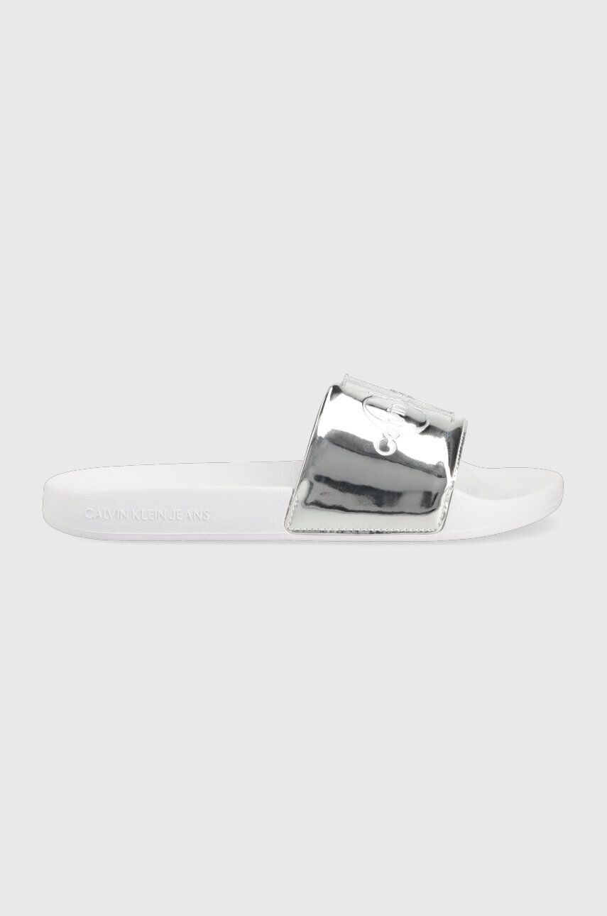 Calvin Klein Jeans Šľapky SLIDE METALLIC MONOLOGO dámske strieborná farba YW0YW00638 - Pepit.sk