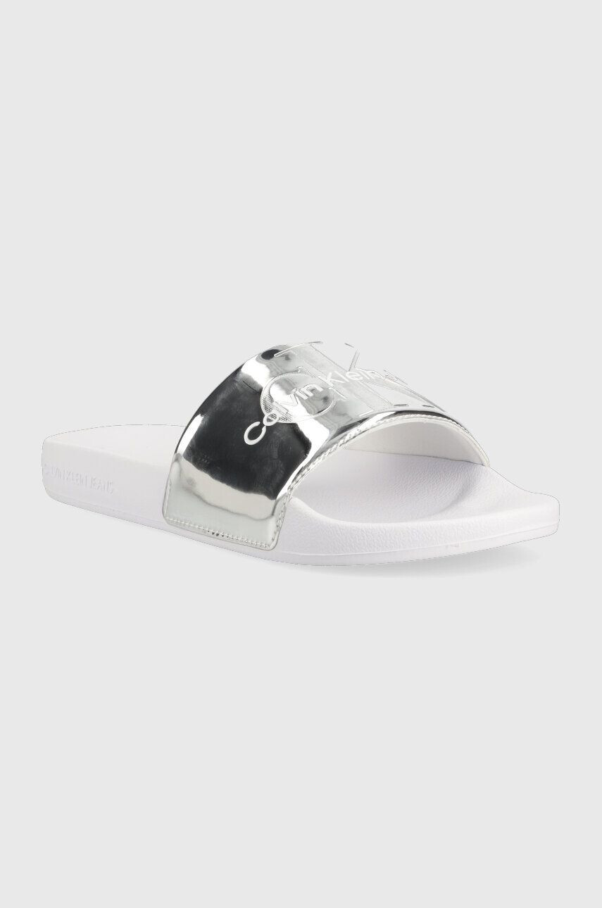 Calvin Klein Jeans Šľapky SLIDE METALLIC MONOLOGO dámske strieborná farba YW0YW00638 - Pepit.sk