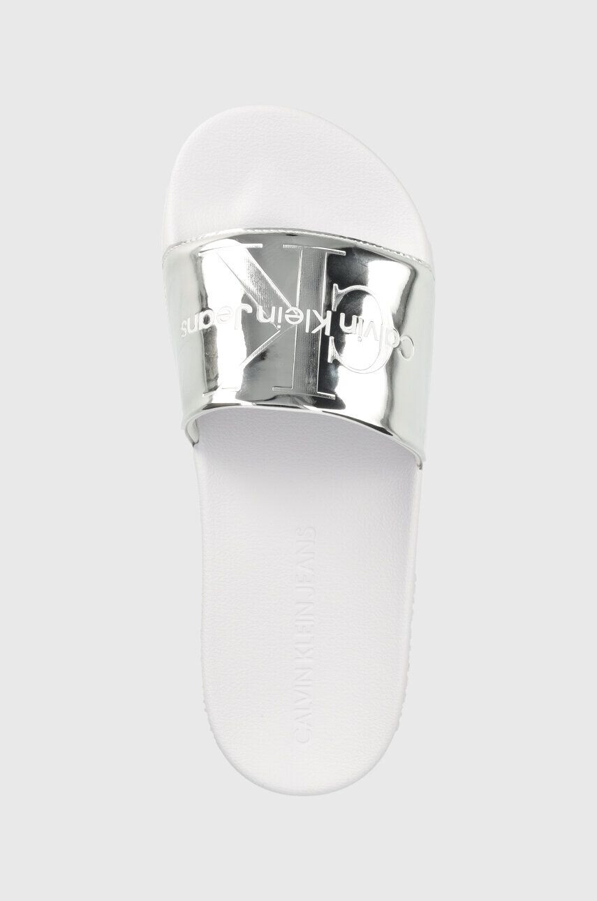 Calvin Klein Jeans Šľapky SLIDE METALLIC MONOLOGO dámske strieborná farba YW0YW00638 - Pepit.sk