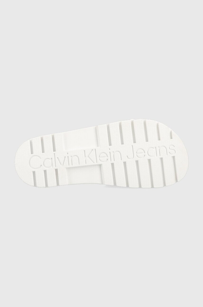 Calvin Klein Jeans Šľapky YW0YW00893 TRUCK SLIDE MONOGRAM RUBBER W dámske biela farba - Pepit.sk