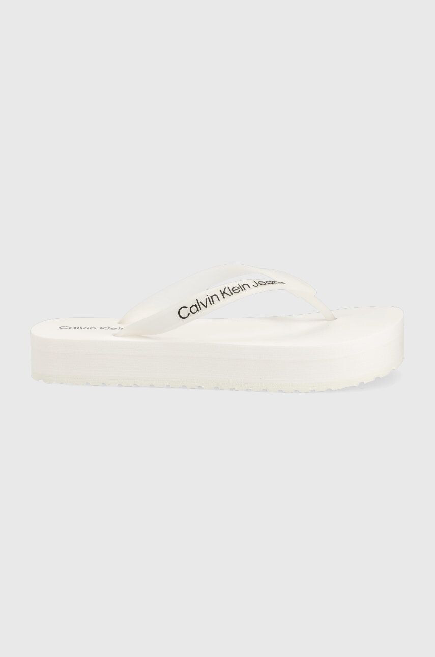 Calvin Klein Jeans Žabky Beach Sandal Flatform dámske biela farba na plochom podpätku - Pepit.sk