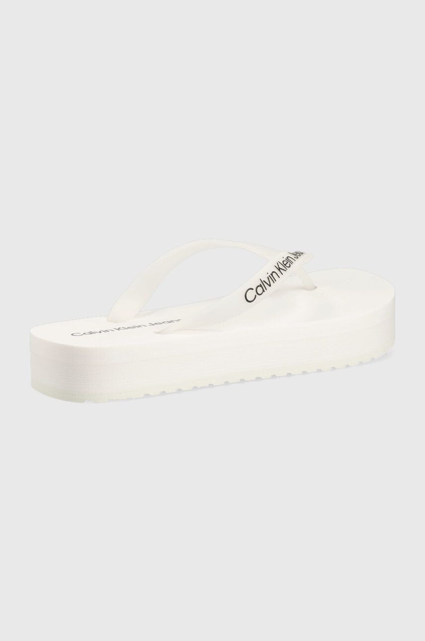 Calvin Klein Jeans Žabky Beach Sandal Flatform dámske biela farba na plochom podpätku - Pepit.sk