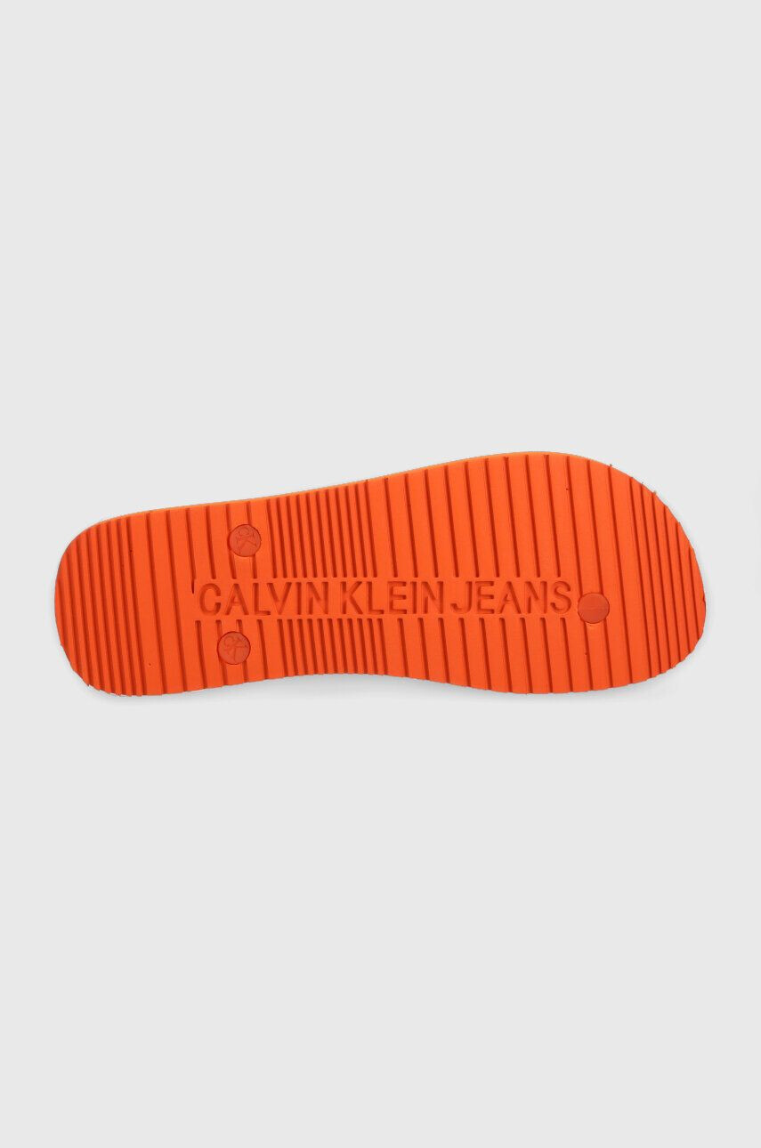 Calvin Klein Jeans Žabky BEACH SANDAL MONOGRAM TPU pánske oranžová farba - Pepit.sk