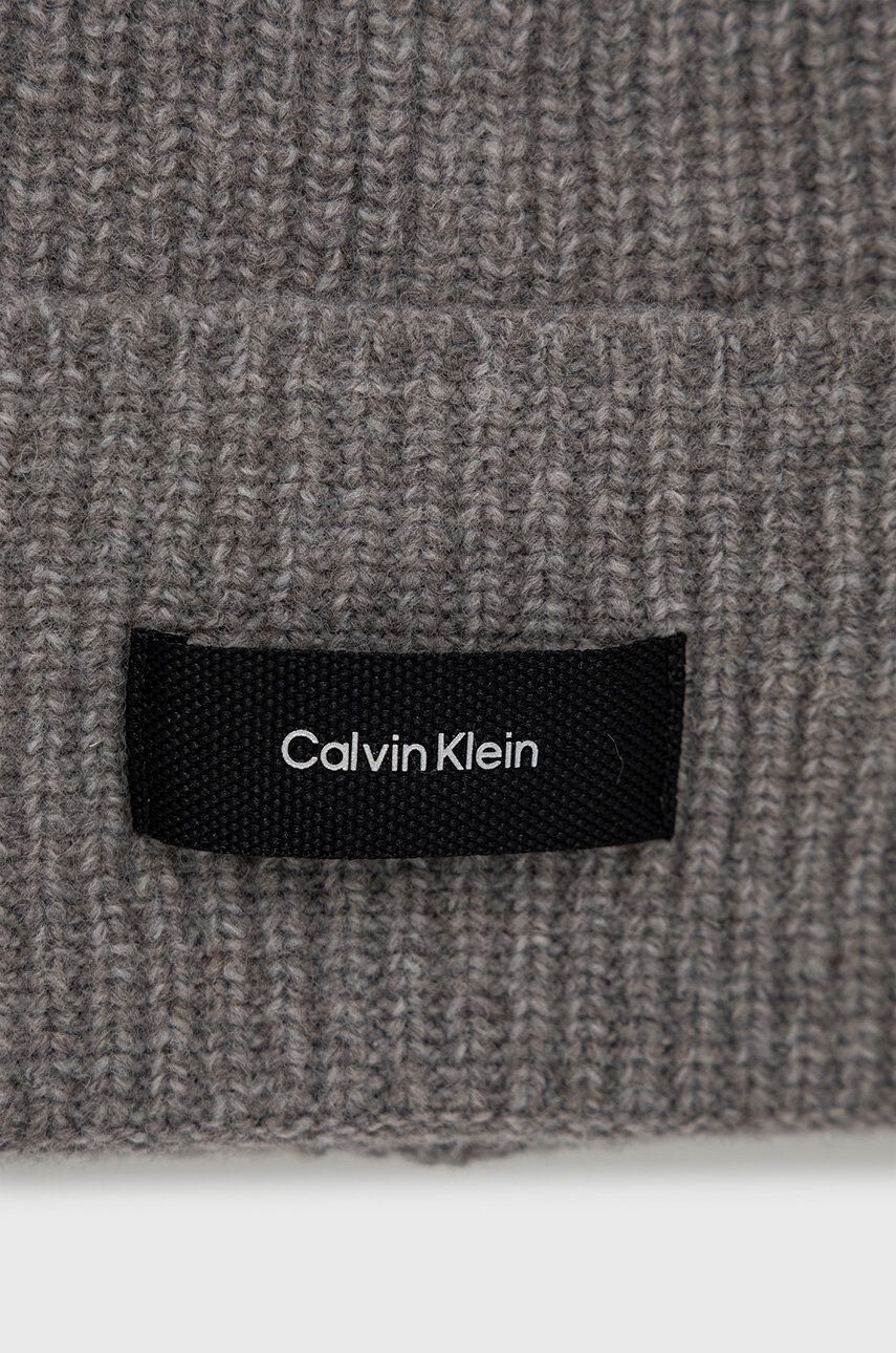 Calvin Klein Vlnená čiapka šedá farba z tenkej pleteniny vlnená - Pepit.sk