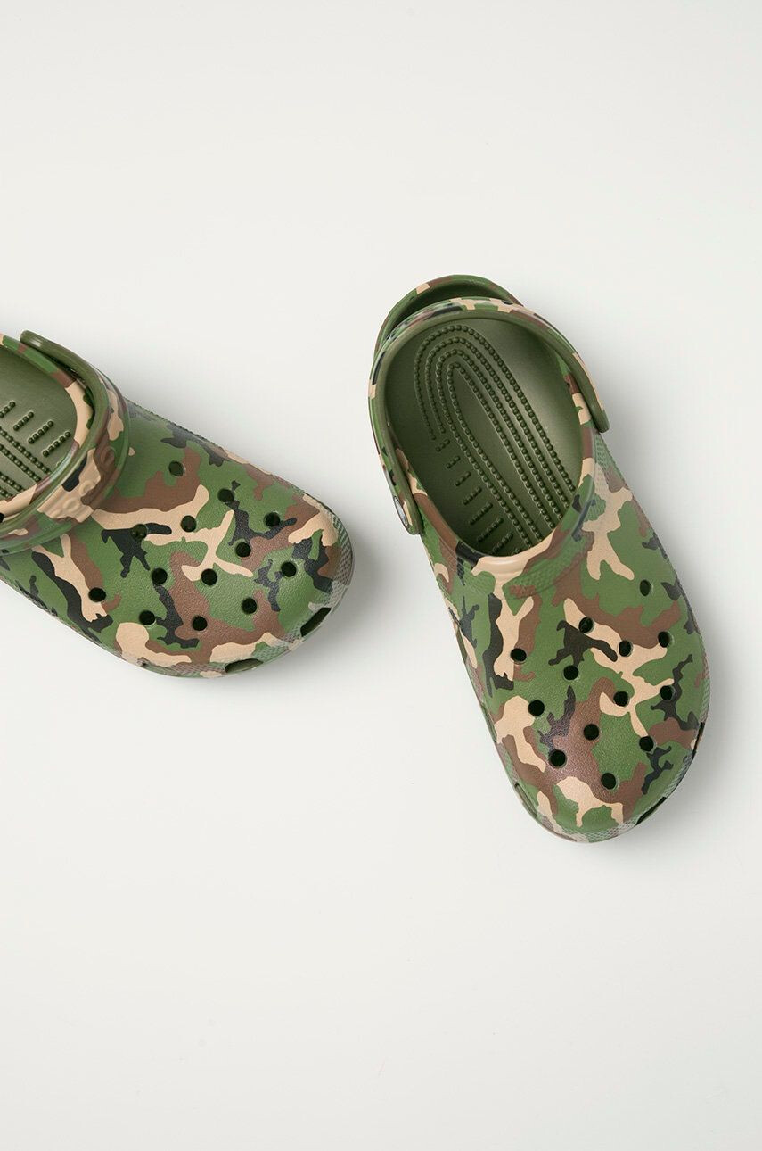 Crocs Šľapky Classic Pritned Camo Clog RINTED.CAMO.CLOG.206454-ARMYGREEN/ pánske zelená farba 206454 - Pepit.sk