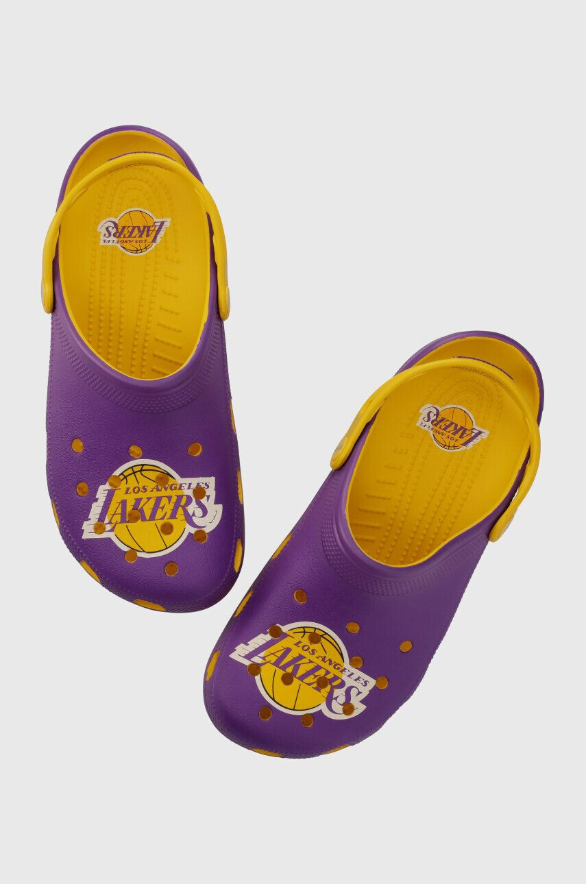 Crocs Šľapky NBA Los Angeles Lakers Classic Clog fialová farba 208650 - Pepit.sk