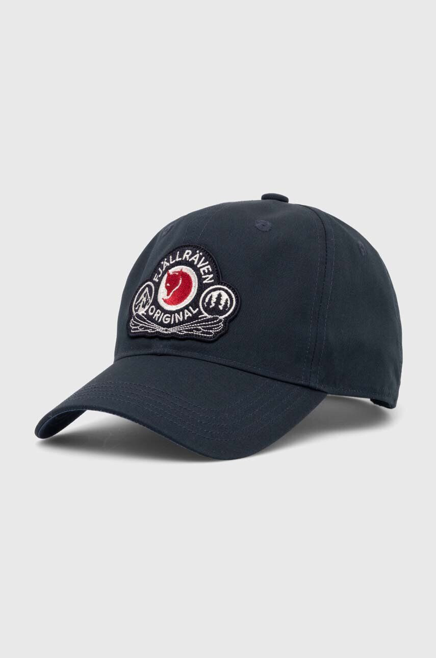 Fjallraven Šiltovka Classic Badge Cap F86979.555-555 tmavomodrá farba s nášivkou - Pepit.sk