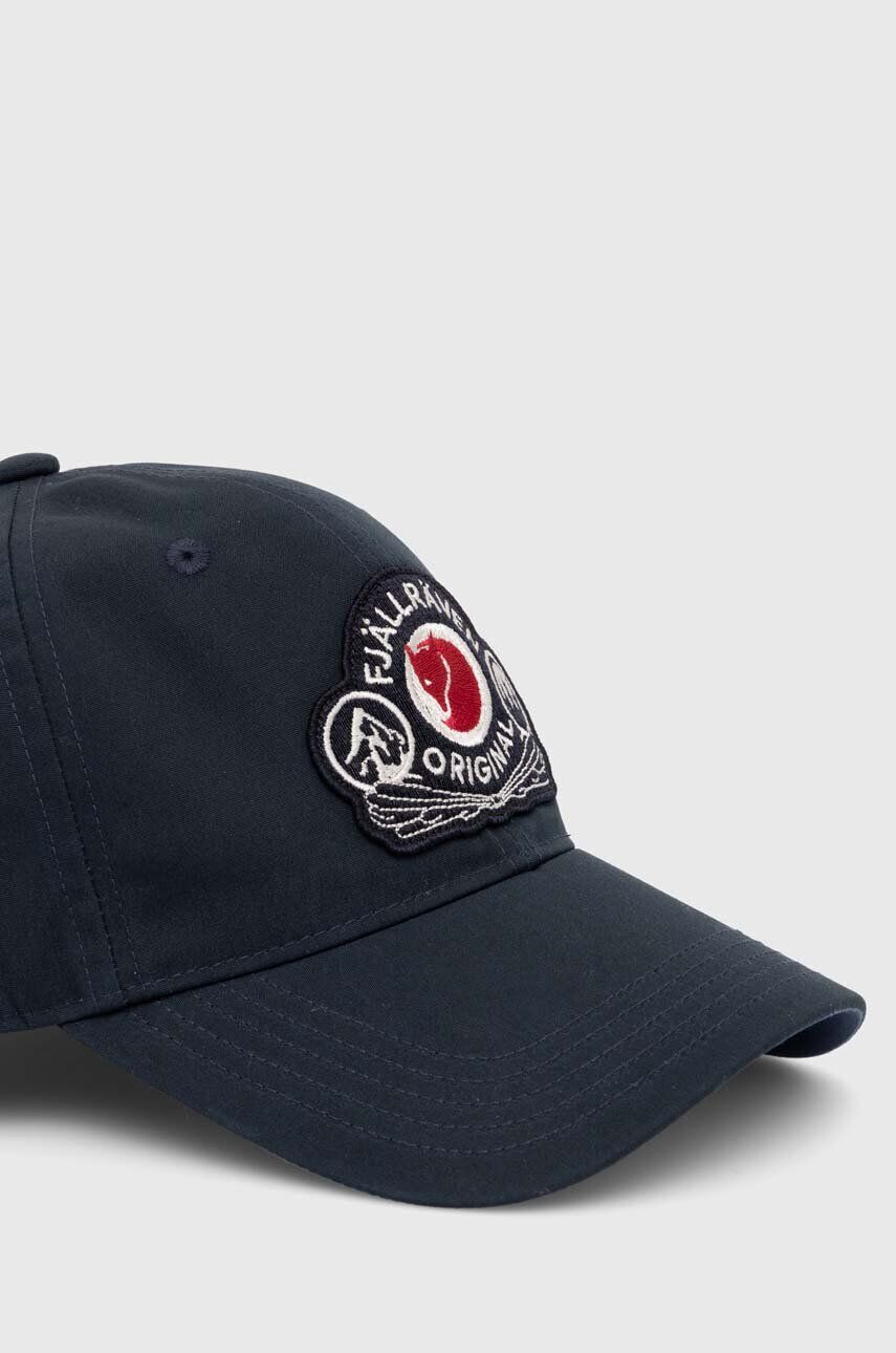 Fjallraven Šiltovka Classic Badge Cap F86979.555-555 tmavomodrá farba s nášivkou - Pepit.sk