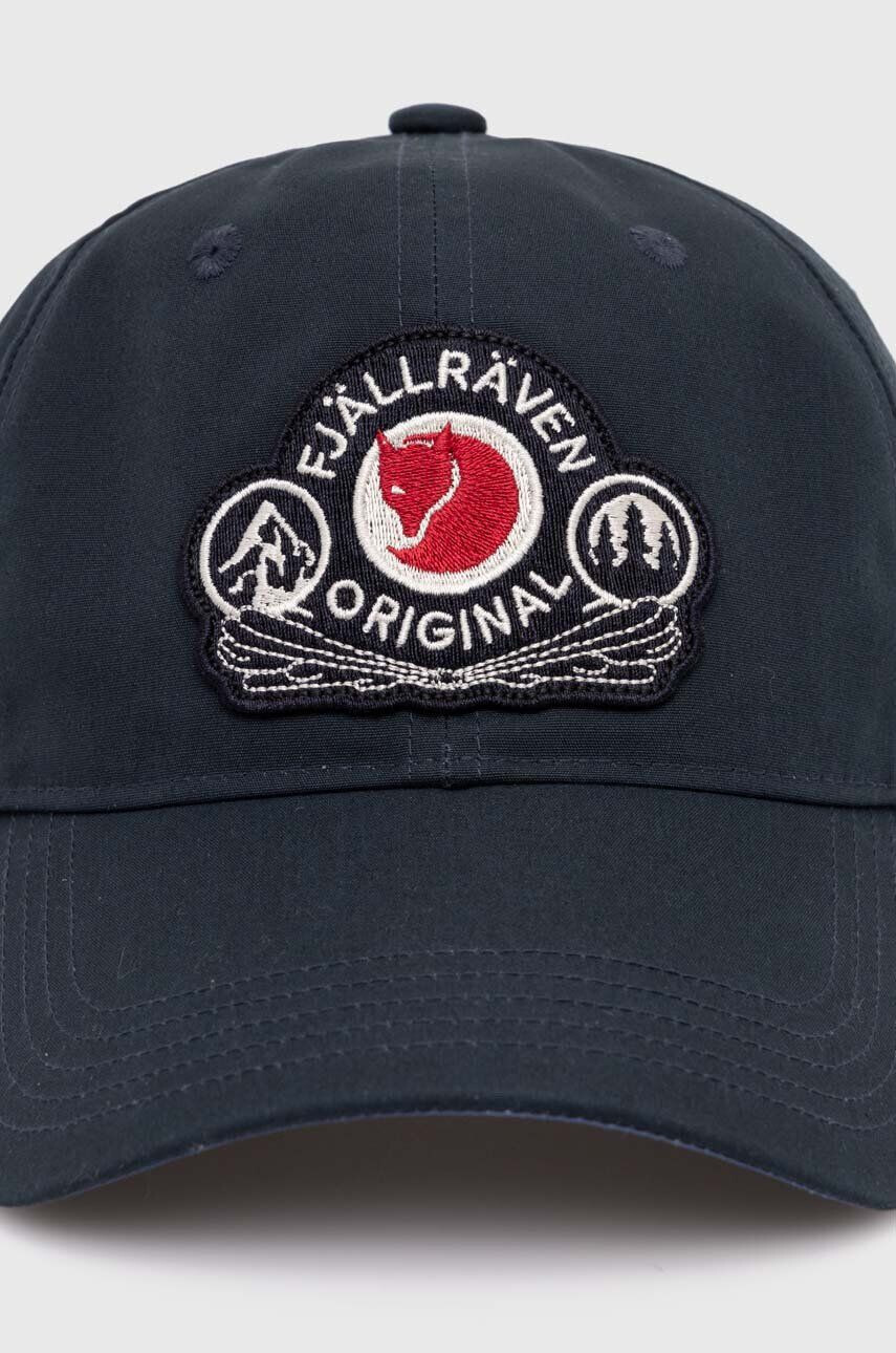 Fjallraven Šiltovka Classic Badge Cap F86979.555-555 tmavomodrá farba s nášivkou - Pepit.sk