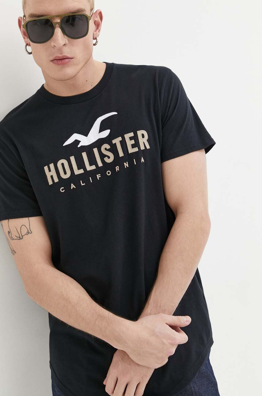 Hollister Co. Bavlnené tričko čierna farba s nášivkou - Pepit.sk