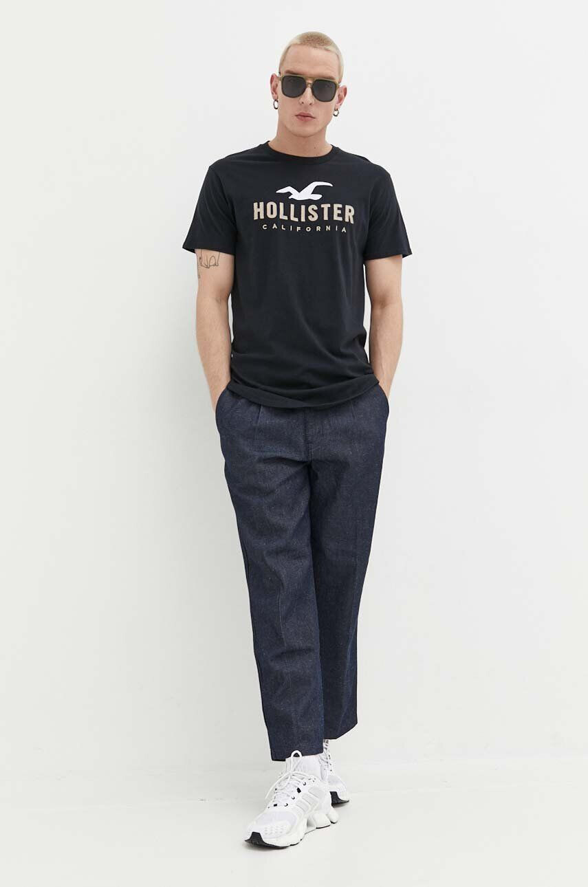 Hollister Co. Bavlnené tričko čierna farba s nášivkou - Pepit.sk