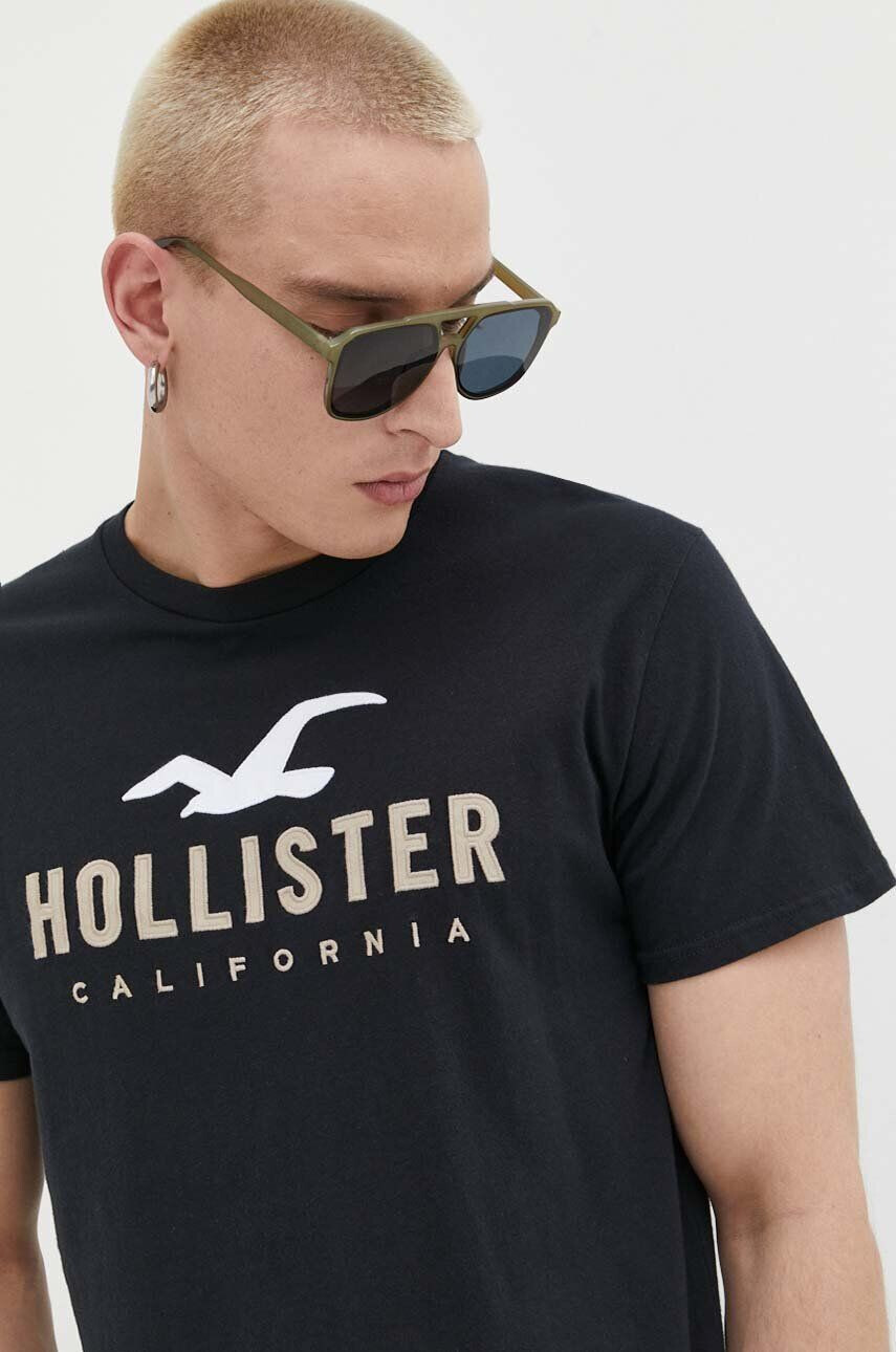 Hollister Co. Bavlnené tričko čierna farba s nášivkou - Pepit.sk