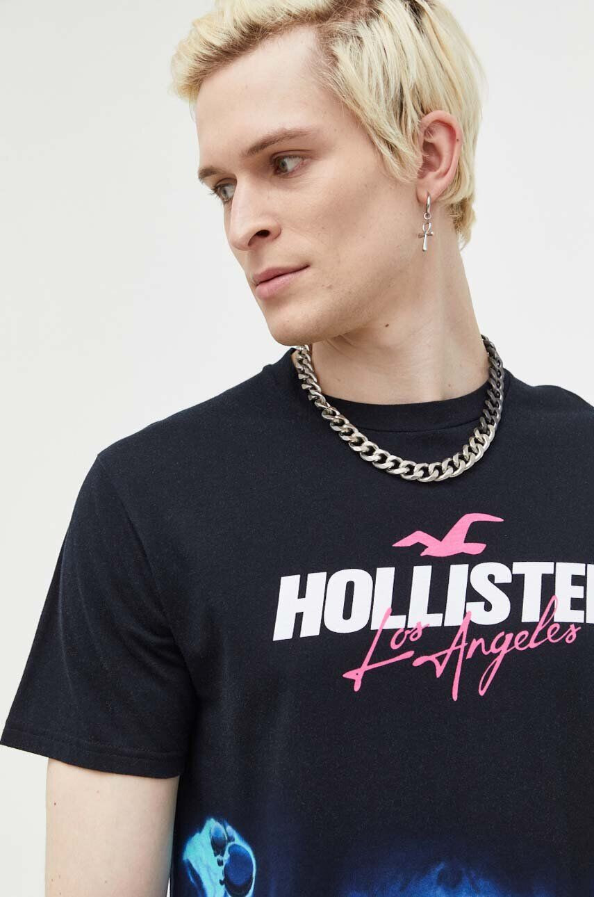 Hollister Co. Bavlnené tričko čierna farba vzorované - Pepit.sk