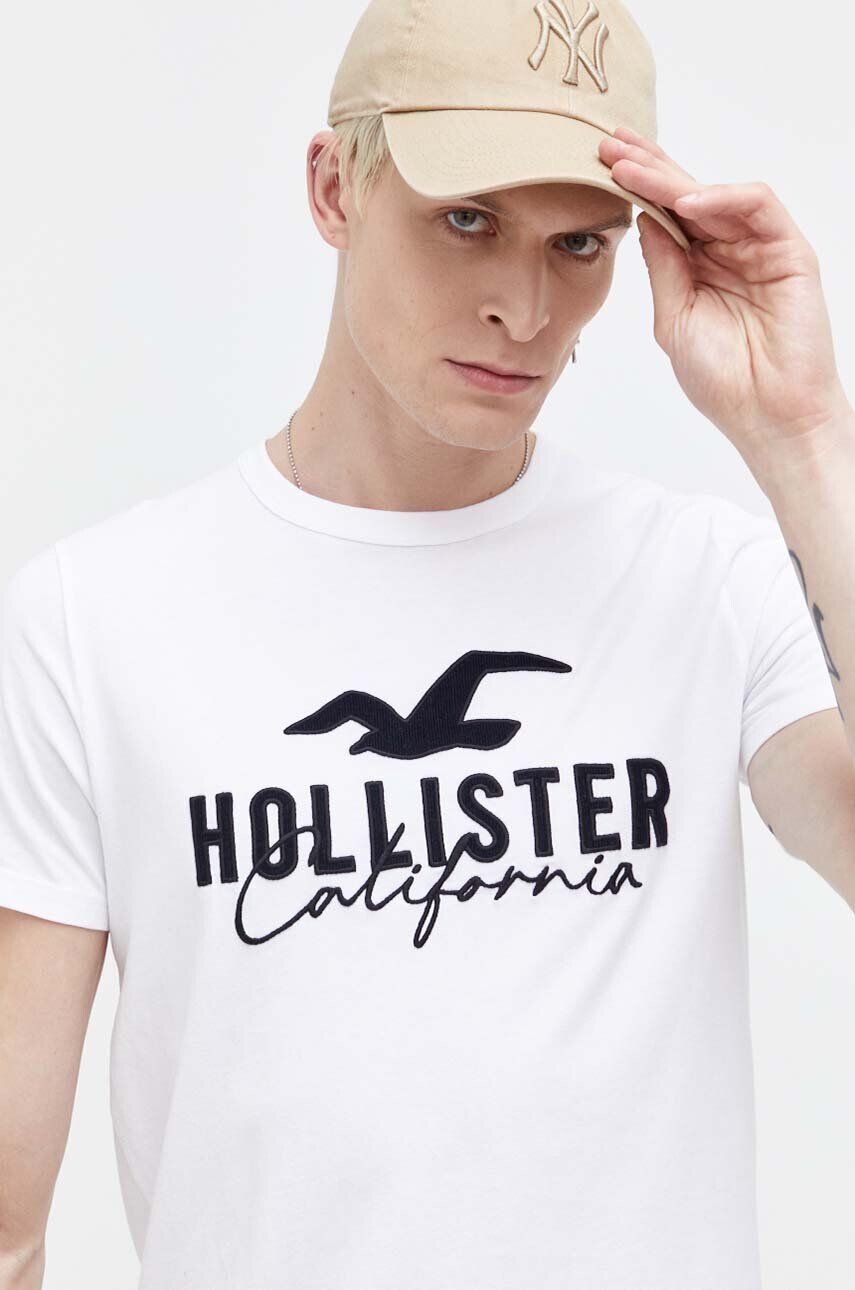 Hollister Co. Bavlnené tričko pánsky biela farba s nášivkou - Pepit.sk