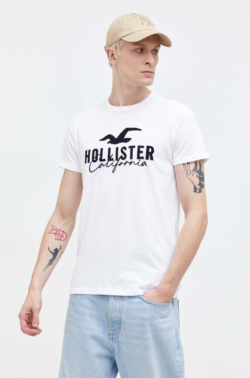 Hollister Co. Bavlnené tričko pánsky biela farba s nášivkou - Pepit.sk