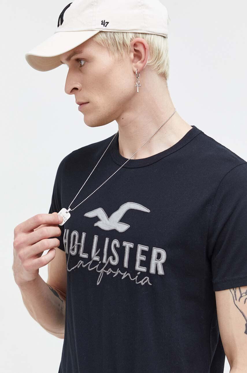 Hollister Co. Bavlnené tričko pánsky čierna farba s nášivkou - Pepit.sk