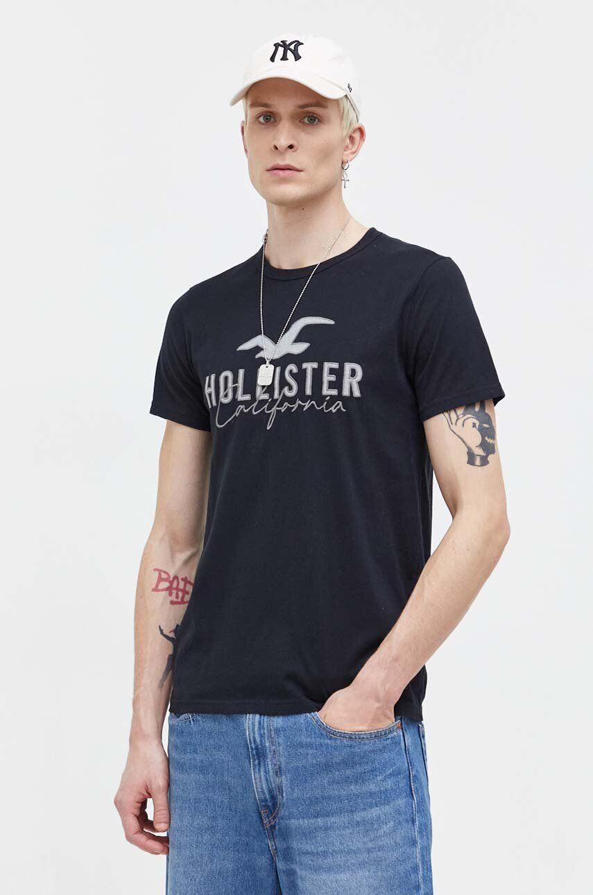 Hollister Co. Bavlnené tričko pánsky čierna farba s nášivkou - Pepit.sk