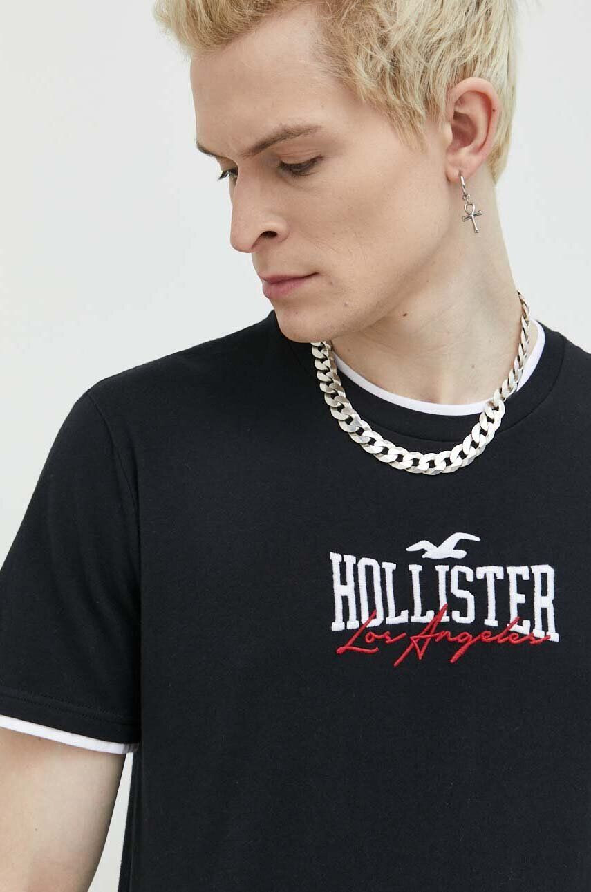 Hollister Co. Bavlnené tričko čierna farba s nášivkou - Pepit.sk