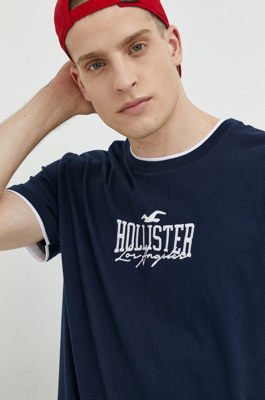 Hollister Co. Bavlnené tričko tmavomodrá farba s nášivkou - Pepit.sk