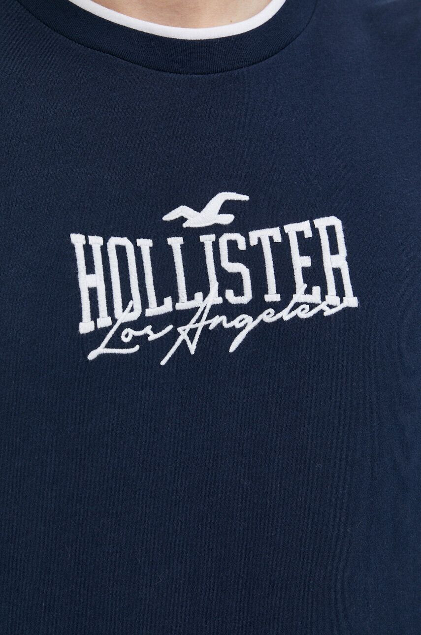 Hollister Co. Bavlnené tričko tmavomodrá farba s nášivkou - Pepit.sk