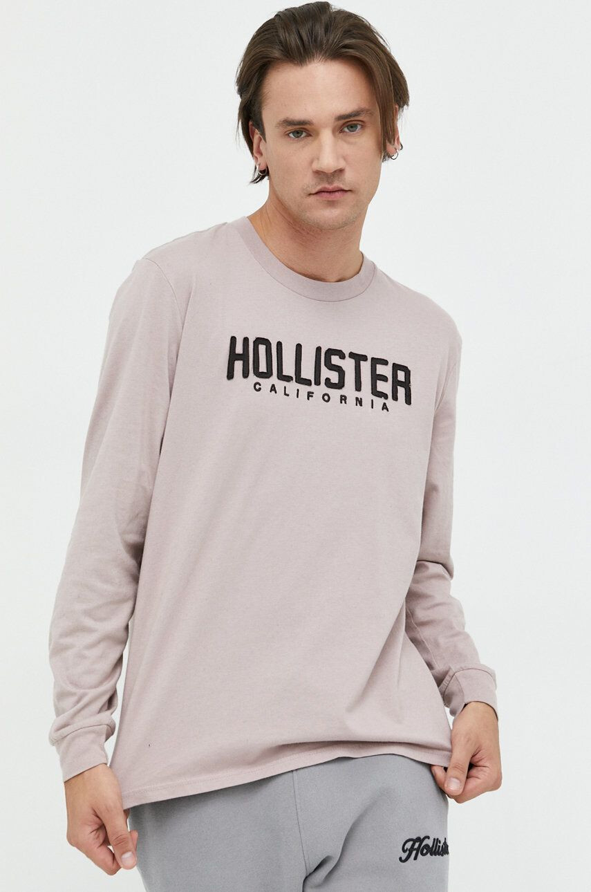 Hollister Co. Bavlnené tričko s dlhým rukávom fialová farba s nášivkou - Pepit.sk