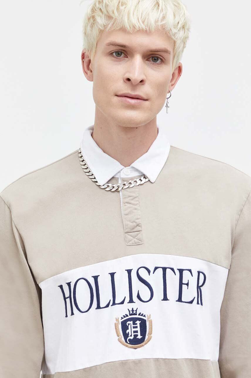 Hollister Co. Bavlnené tričko s dlhým rukávom hnedá farba s nášivkou - Pepit.sk