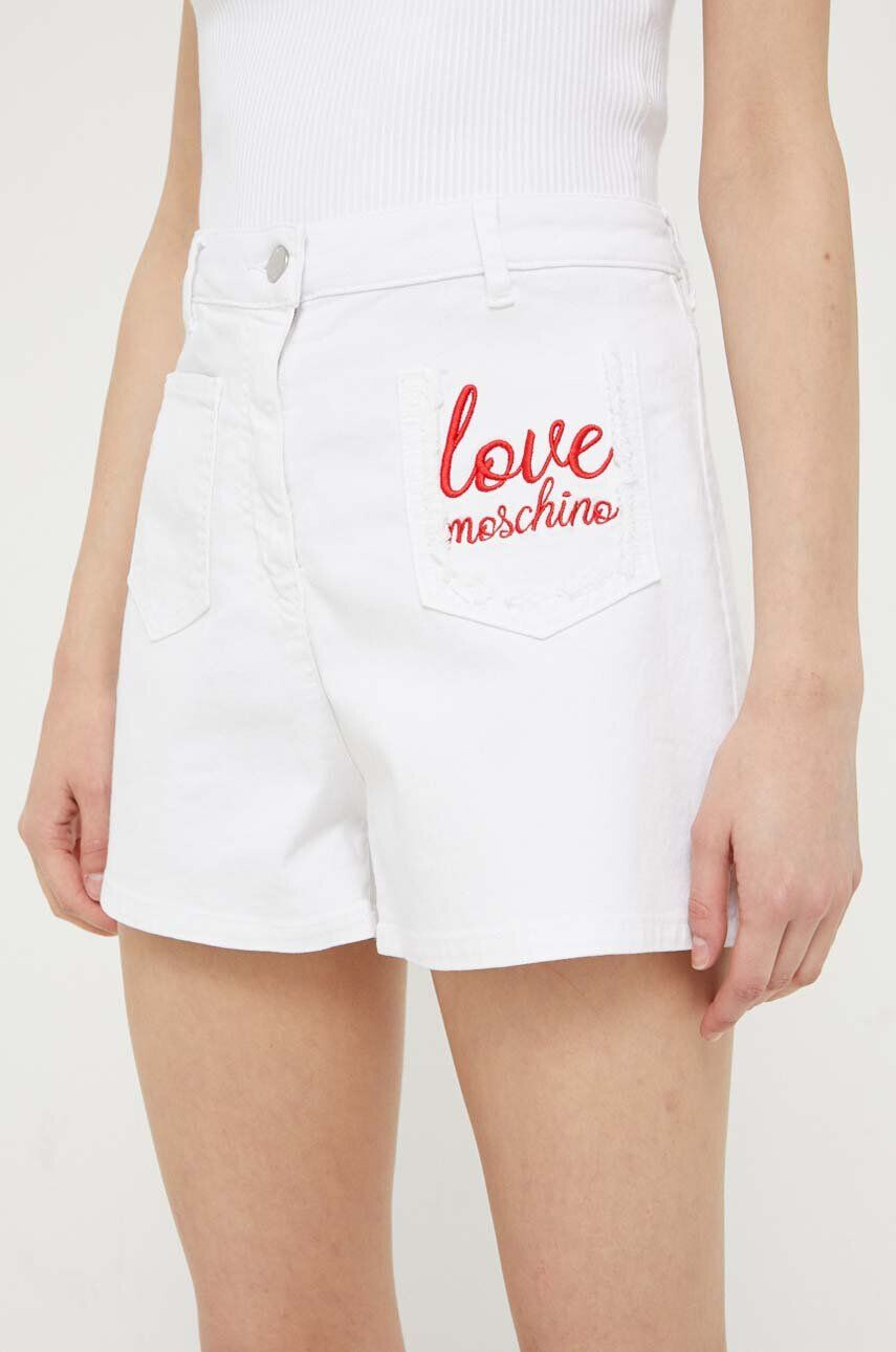 Love Moschino Rifľové krátke nohavice dámske biela farba s nášivkou vysoký pás - Pepit.sk