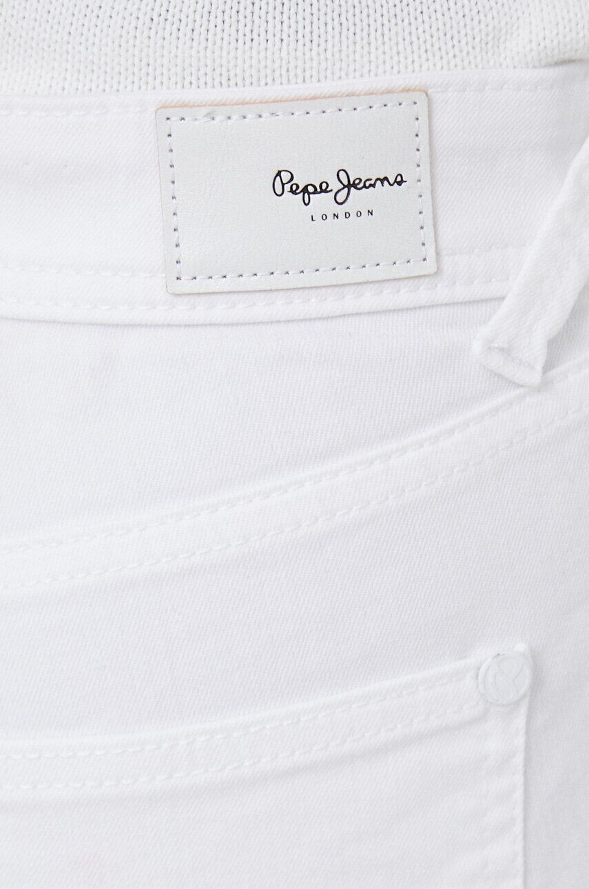 Pepe Jeans Rifľové krátke nohavice Poppy dámske biela farba jednofarebné stredne vysoký pás - Pepit.sk