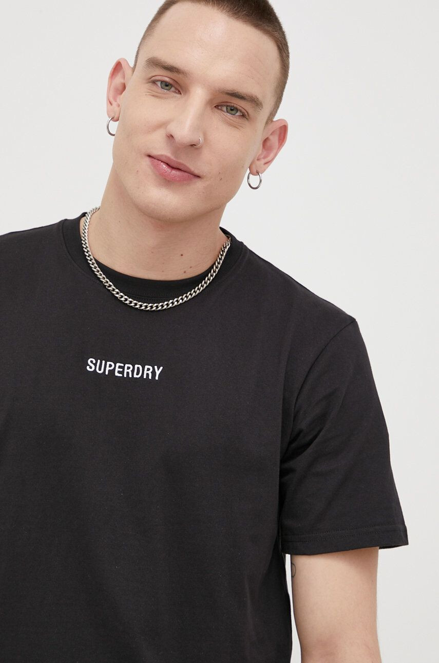 Superdry Bavlnené tričko čierna farba s nášivkou - Pepit.sk