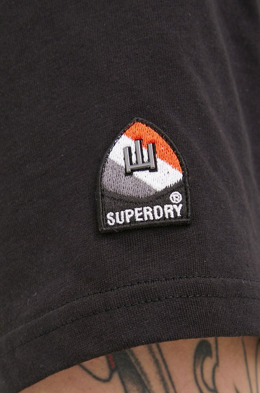 Superdry Bavlnené tričko čierna farba s nášivkou - Pepit.sk