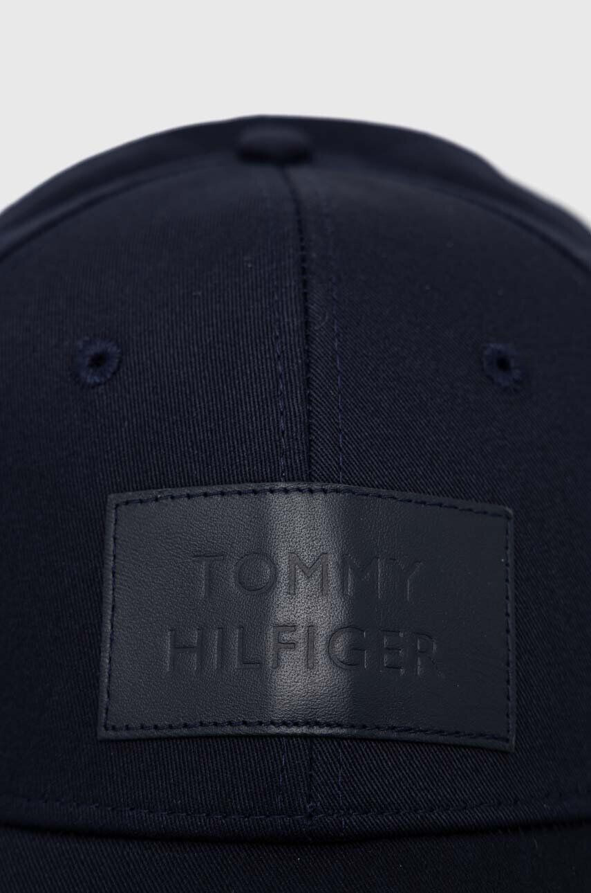 Tommy Hilfiger Bavlnená šiltovka tmavomodrá farba s nášivkou - Pepit.sk